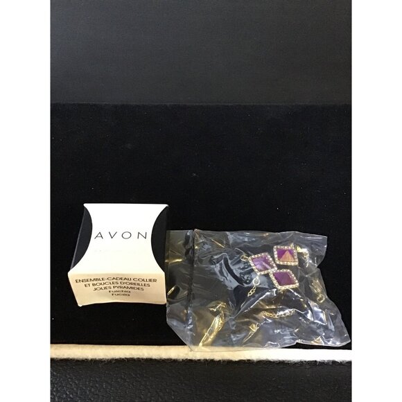 New Avon Delicate Designs Fuschia Pyramid Necklace And Earrings Gift Set (1554) - Picture 4 of 4